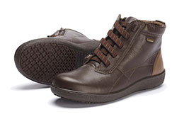 GORE-TEX採用の靴発売