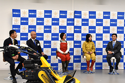 左からヰセキ小野部長、木下社長、榎本佐和子さん、久和田早紀さん、上月良祐農水大臣政務官。