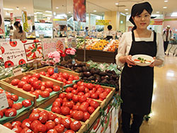 売り場ではトマトの産地や特徴を消費者に話しＰＲする（スーパーアルプス北野店で）