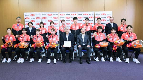 卓球日本代表13人が全農を訪問　世界卓球選手権の活躍を報告