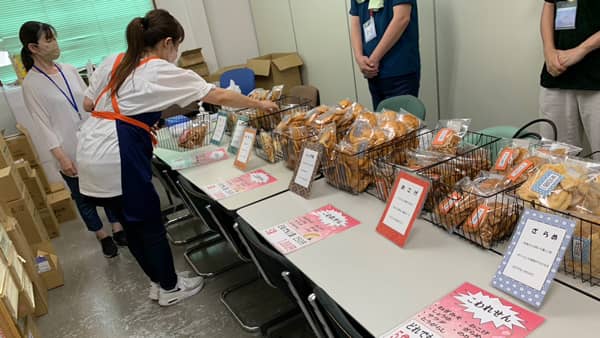 配送センター職員に商品アピール　初の就労支援事業所販売会　パルシステム埼玉