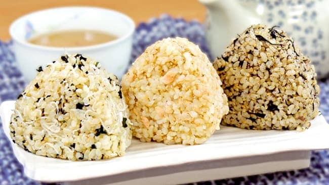 白米のようなおいしさ　冷凍の「玄米おむすび」発売　小川屋