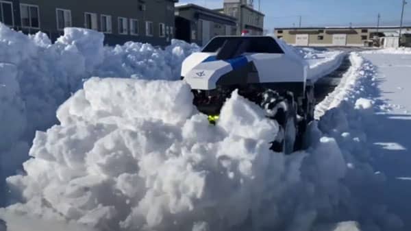 北海道で生まれ育った「除雪ドローン」江別 蔦屋書店で実演会　エバーブルーテクノロジーズ