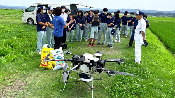 高校生に自動飛行ドローンによる散布の実演授業を実施　ナイルワークス