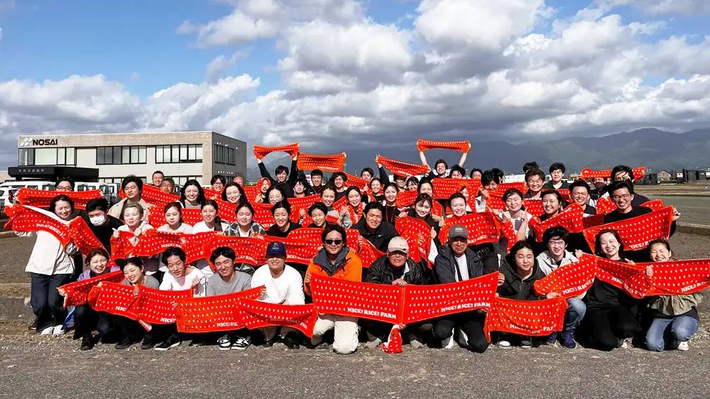 新入社員が田植え体験「どろんこ新米社員研修2026」実施　亀田製菓