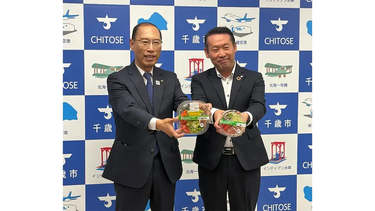 千歳市空港開港100年記念「千歳産トマト使用」サラダ　北海道限定で新発売　セブン‐イレブン