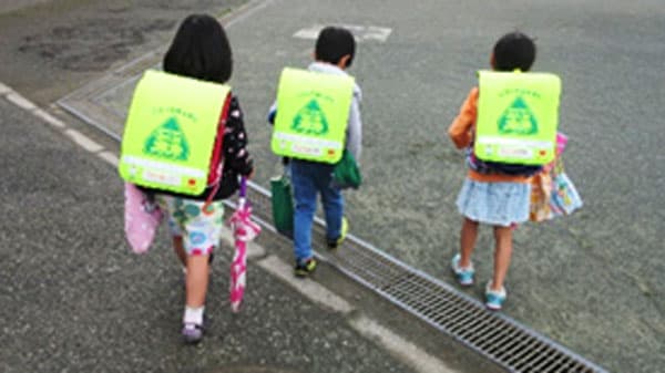 千葉、埼玉、東京の298校に「交通安全ランドセルカバー」寄贈　コープみらい