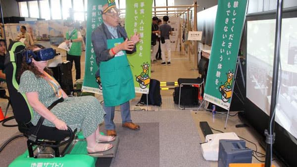 巨大地震のリアルな揺れ　外国人が体験『ザブトン教授の防災教室』　ＪＡ共済連