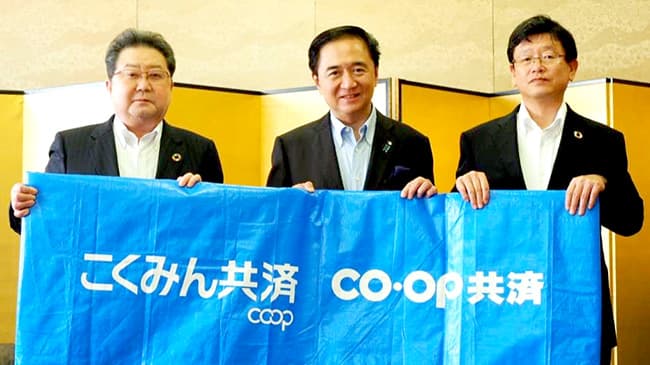 災害用ブルーシートを全国知事会に寄贈　コープ共済連×こくみん共済 coop