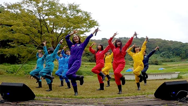 虹コンが田んぼでライブ「届け！ファンファーム」最終話を公開　ＪＡ全農