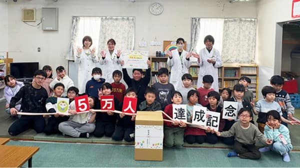 食の安全について学べる「コープデリ商品検査センター」見学者5万人を突破　コープデリ