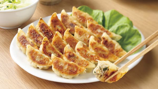 平田牧場の豚肉に丹精国鶏を加え肉感アップ　冷凍餃子がリニューアル　生活クラブ