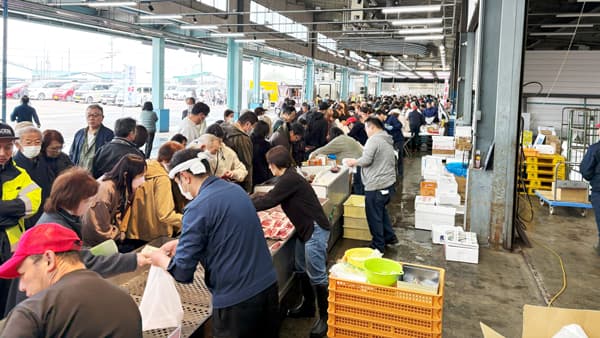 「米沢食の市場 土曜朝市」大盛況　生マグロ解体ショーも　山形県米沢市