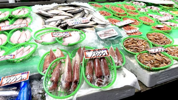 コロナ禍で食の需要が外食から内食へ　魚介類消費量は減少続く　2021年度水産白書