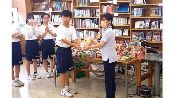 高崎市の中学校でフードドライブ寄贈式開催　パルシステム群馬