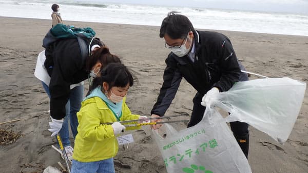 千葉県漁連へ海岸清掃応援金を贈呈"プラごみ削減の投稿"1件100円で積み立て　パルシステム