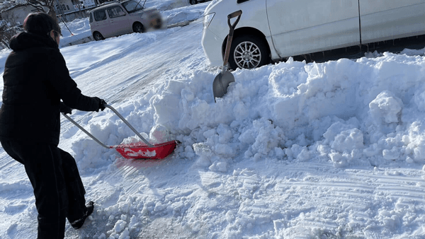 農家のオフシーズンに「シェアリングエコノミー」事業を活用　青森県で「雪かき」サービス開始