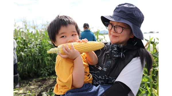 採れたてとうもろこしをガブリ　昭和村「宮田さんち」で農業体験　パルシステム群馬