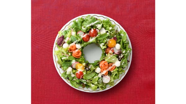 華やかな食楽を手軽に　季節限定「クリスマスリースサラダ」新発売　サラダクラブ