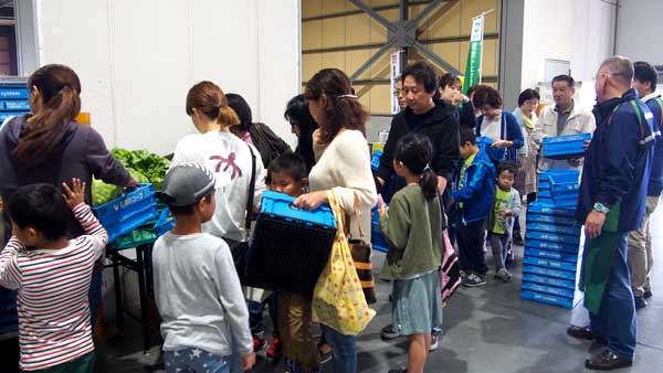 産直青果など販売　三芳町で「パル・マルシェ」開催　パルシステム埼玉