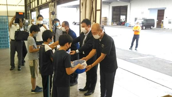 卸売市場の野菜くずを堆肥へ　三島青果が坂小学校に堆肥を寄贈　NTT西日本
