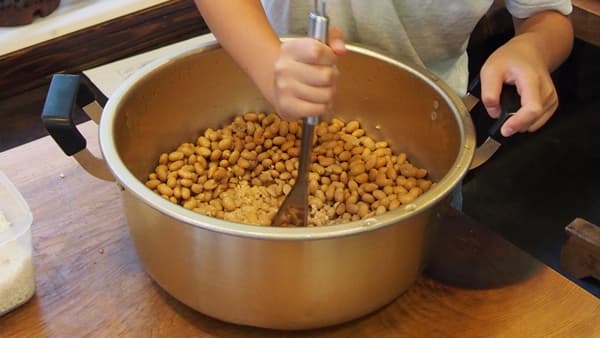 子ども食堂でみそづくり体験　大豆提供で協力　パルシステム埼玉