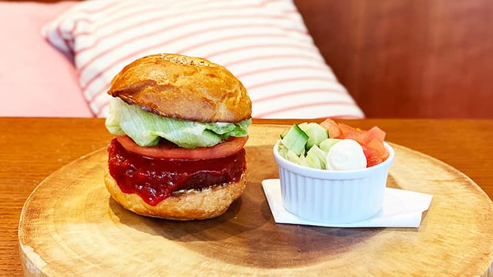 ハンバーガーショップと初コラボ　100%植物性の代替肉で外食へ展開　ネクストミーツ