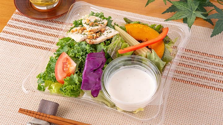 サラダカフェ監修「国産ケールと7種野菜のグリーンサラダ」発売　ファミリーマート