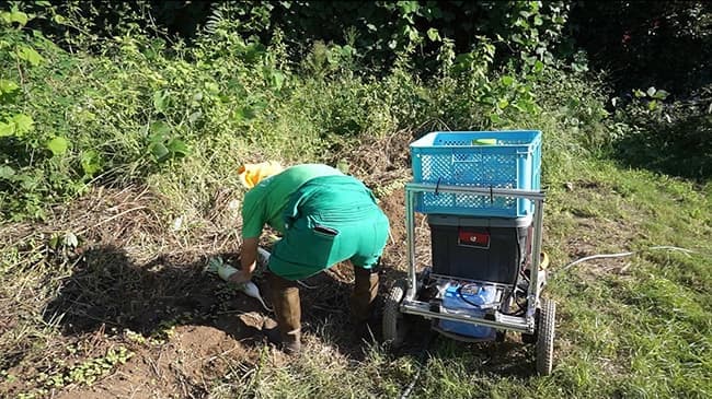 農業課題の解決へ「農業用搬送ローバー」の複数台同時自律走行を実証