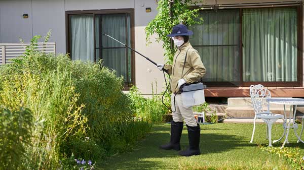 ガーデニングのストレス減らす　肩への負担が少ない充電式噴霧器　3月に発売　工進
