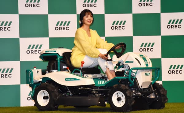 草刈民代さん　草刈機のＣМに登場　オーレック