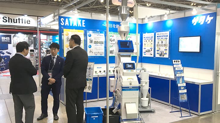 光選別機でペットボトル破砕品の選別実演「2021NEW環境展」　サタケ