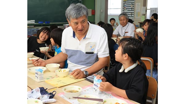 高槻産農産物で給食　児童と生産者が交流　規格外野菜使用コロッケも登場