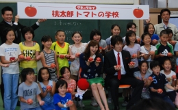 林さん（中央右）、藤本さん（同左）と記念撮影をした墨田区立中和小学校４年１組の子どもたち