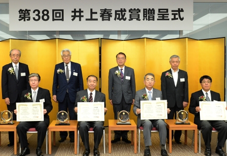 ７月17日の贈呈式より。前列左が齊藤勝美・出光取締役、隣が石川成寿さん