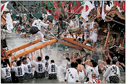 「ふるさとの祭り」のテーマで最優秀賞を受賞したのは、風治八幡川渡り神幸祭を撮影した福岡県田川市の平野敏幸さん。