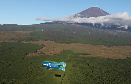 10日、富士の樹海上空を悠然と飛行したバイエル号