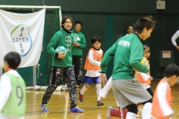 子どもらとサッカーを楽しむ細貝選手（中央）