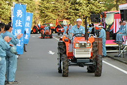 筑波工場で生産された歴代トラクタ（15台）のパレード