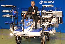 最新の「土壌センサー搭載型可変施肥田植機」に乗る木村社長