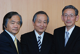 左から伊藤健一理事長、山本徹会長、伊藤元久相談役