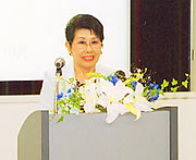 挨拶する利子代表