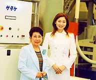 利子代表(左)と千葉美苗さん(2002ミスユニバース日本代表)