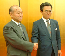 農林中金上野理事長と安田福島県信連会長(左)