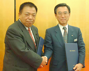 農林中金上野理事長と江西富山県信連会長(左)