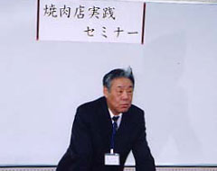 挨拶する多田学校長