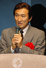 「思いをカタチに」をテーマに講演する渡邊社長