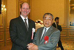 シンガポールに赴任したガスリー前社長（左）と松木全農薬理事長