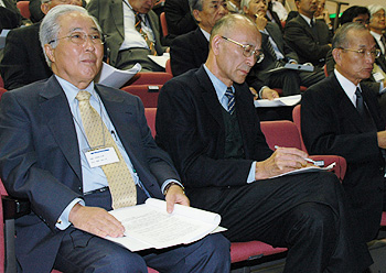 第１回『竹松セミナー』には約100名が参加した（左が菅野学長）