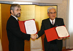 和歌山大学と連携協定を調印　左・小田章和歌山大学長、右・石橋芳春組合長